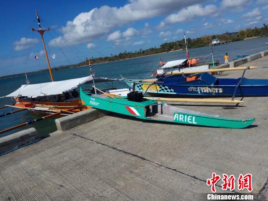 圖為被救助的菲律賓漁民的漁船。 中交公路規(guī)劃設(shè)計院有限公司 攝